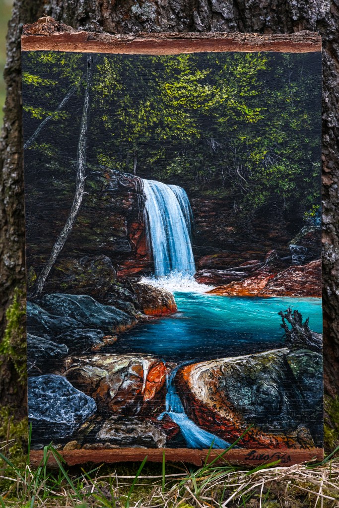 Ein Wasserfall, der sich in ein Becken aus türkisblauem Wasser ergießt.
